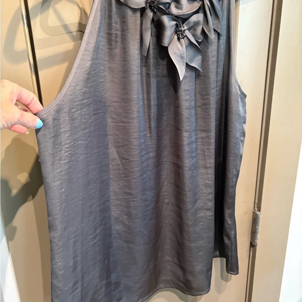 💙Elegant Olive Satin top with Intricate Detail - Picture 2 of 4